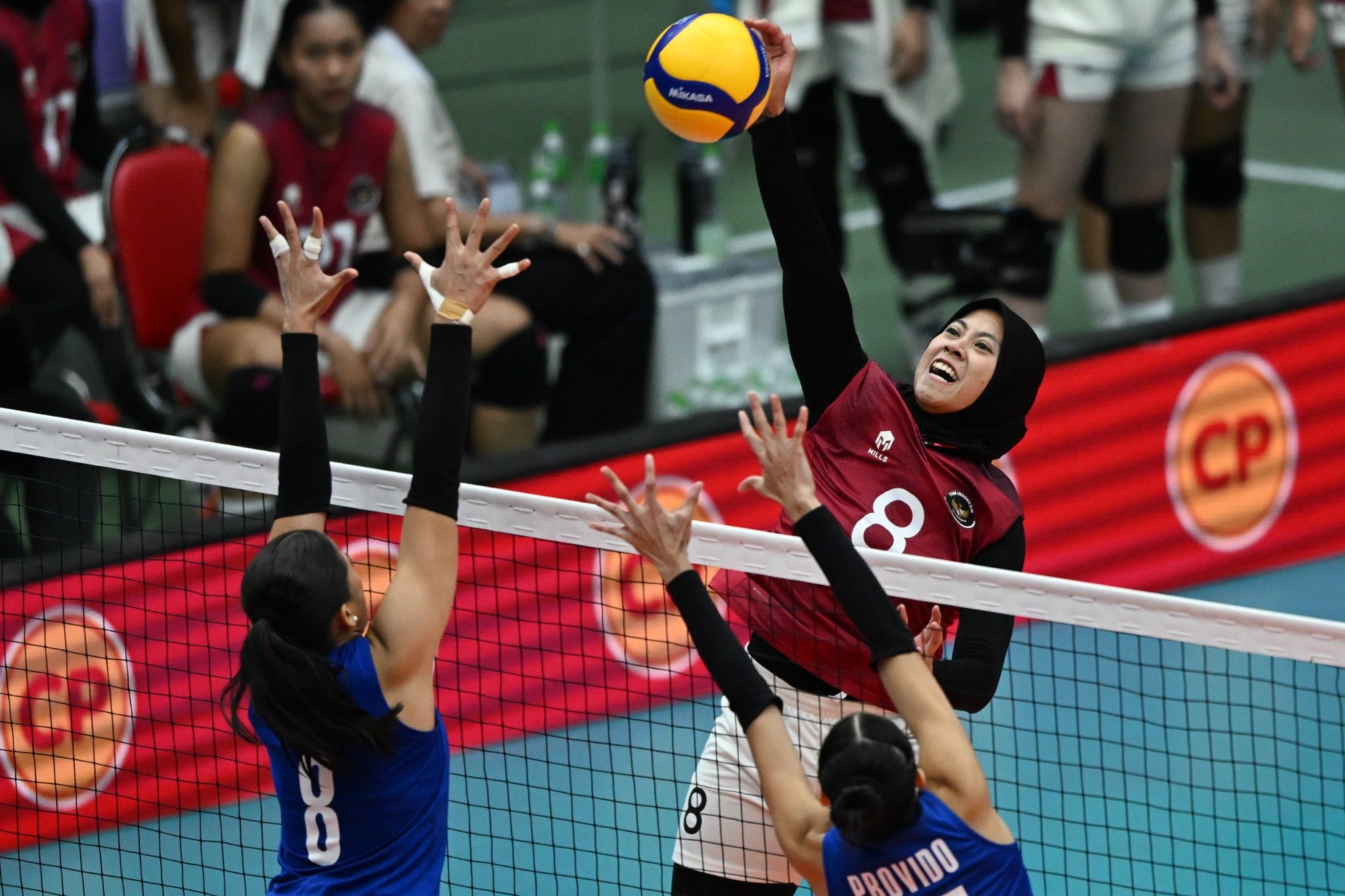 Dua pemain Filipina mengadang spike Megawati Hangestri pada laga perebutan medali perunggu, Senin (15/12).