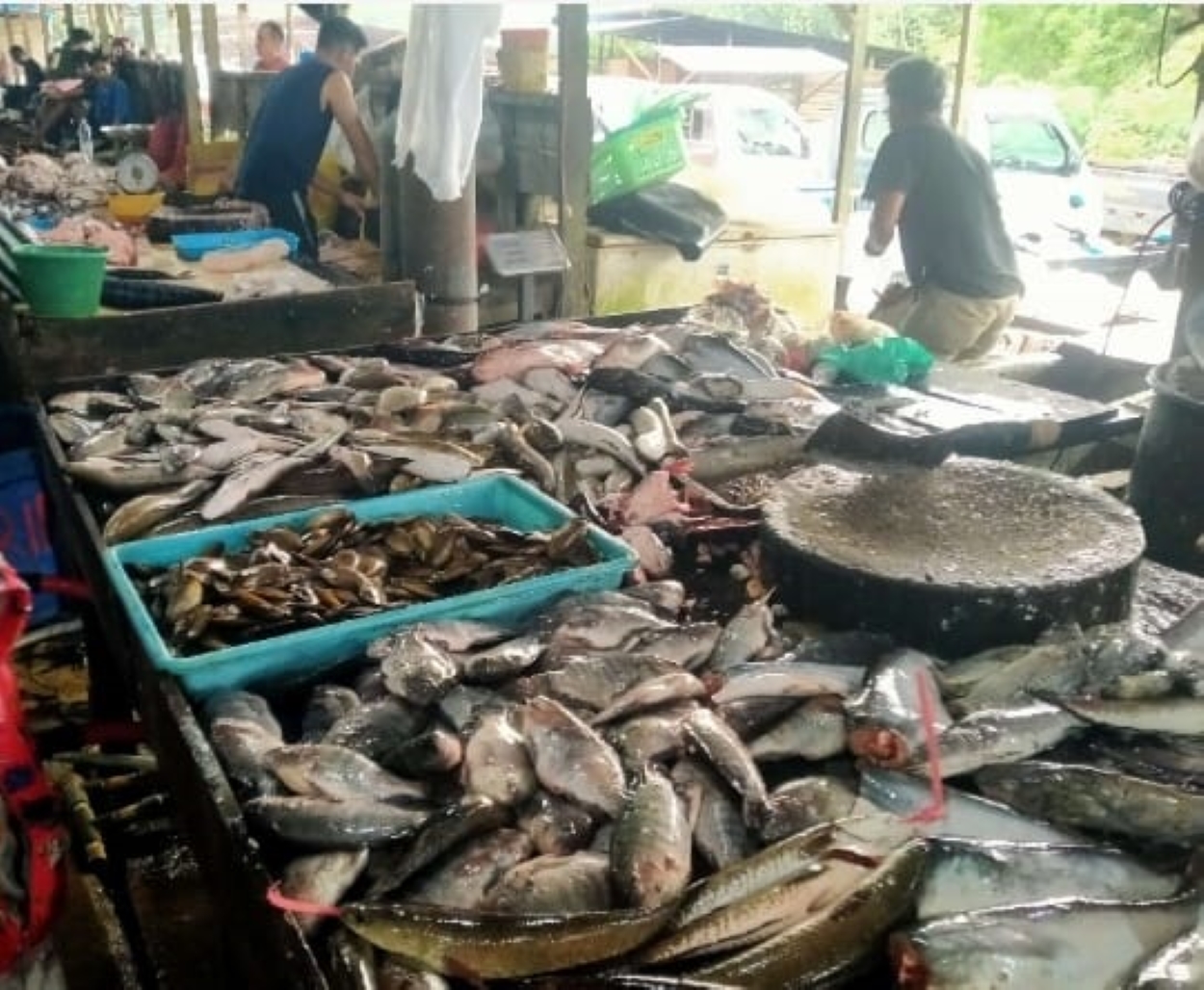 Sejumlah pedagang menjajakan dagangan di Pasar Jaras Kutai Barat.