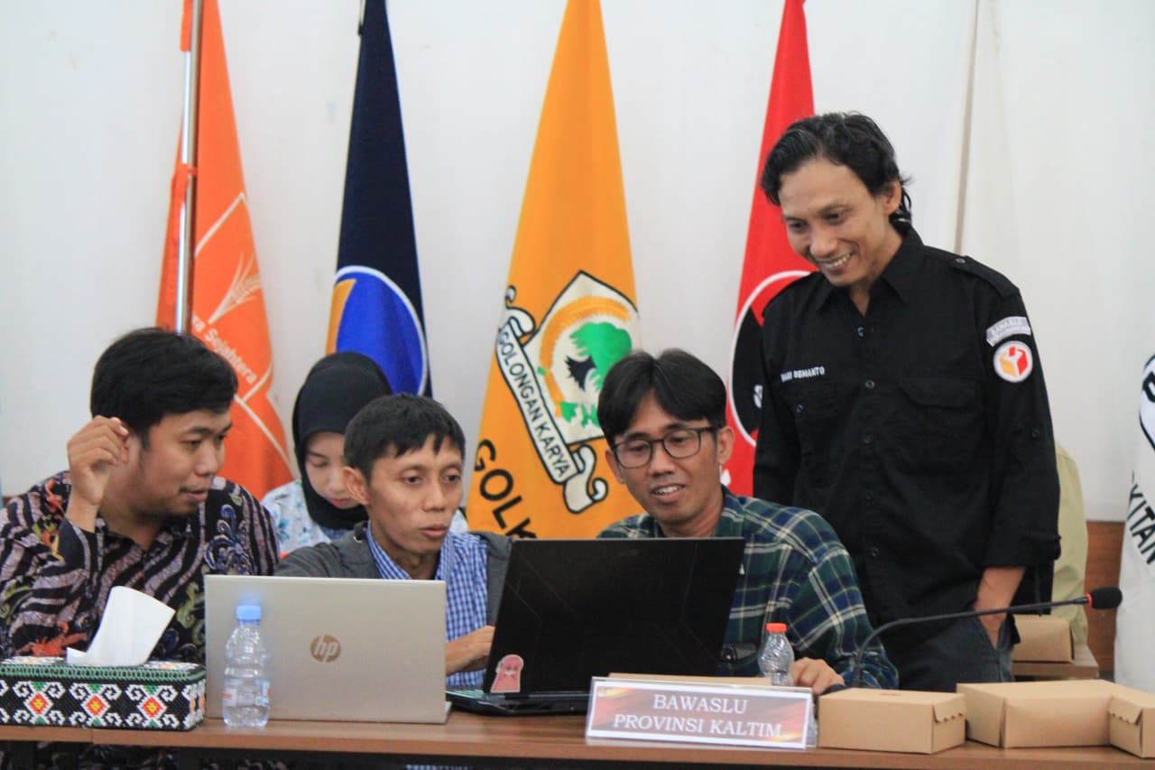 Bawaslu Kaltim memberikan saran perbaikan untuk sejumlah temuan dalam pleno rekapitulasi Pemutakhiran Data Pemilih Berkelanjutan. (Bawaslu Kaltim)