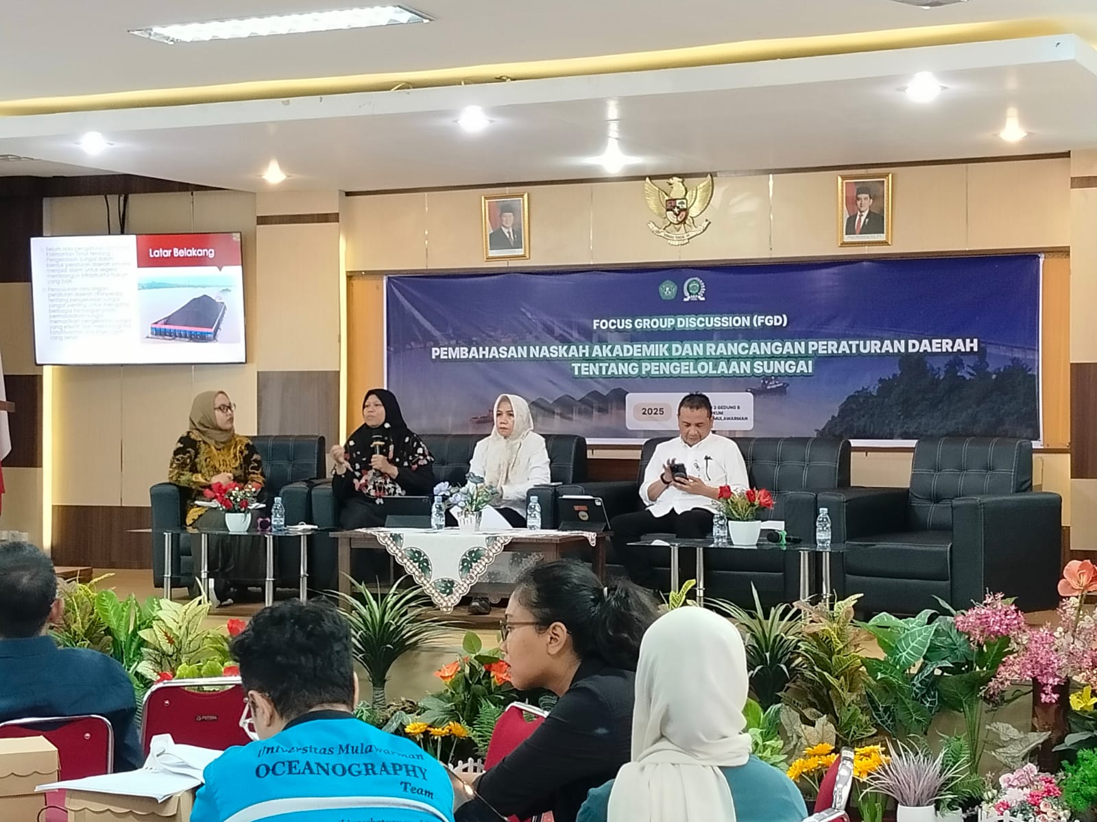 Bapemperda DPRD Kaltim gelar FGD penyusunan naskah akademik tata kelola sungai, Selasa (16/12/2025). (Bayu/KP)