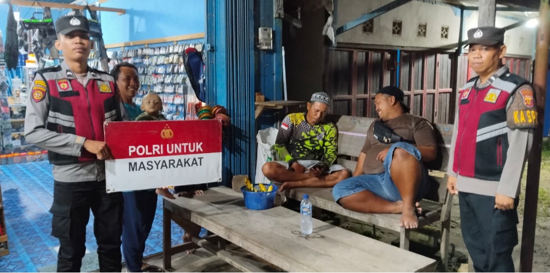 PATROLI: Personel Polsek Babulu, Polres PPU menggiatkan patroli dialogis dengan warga masyarakat.