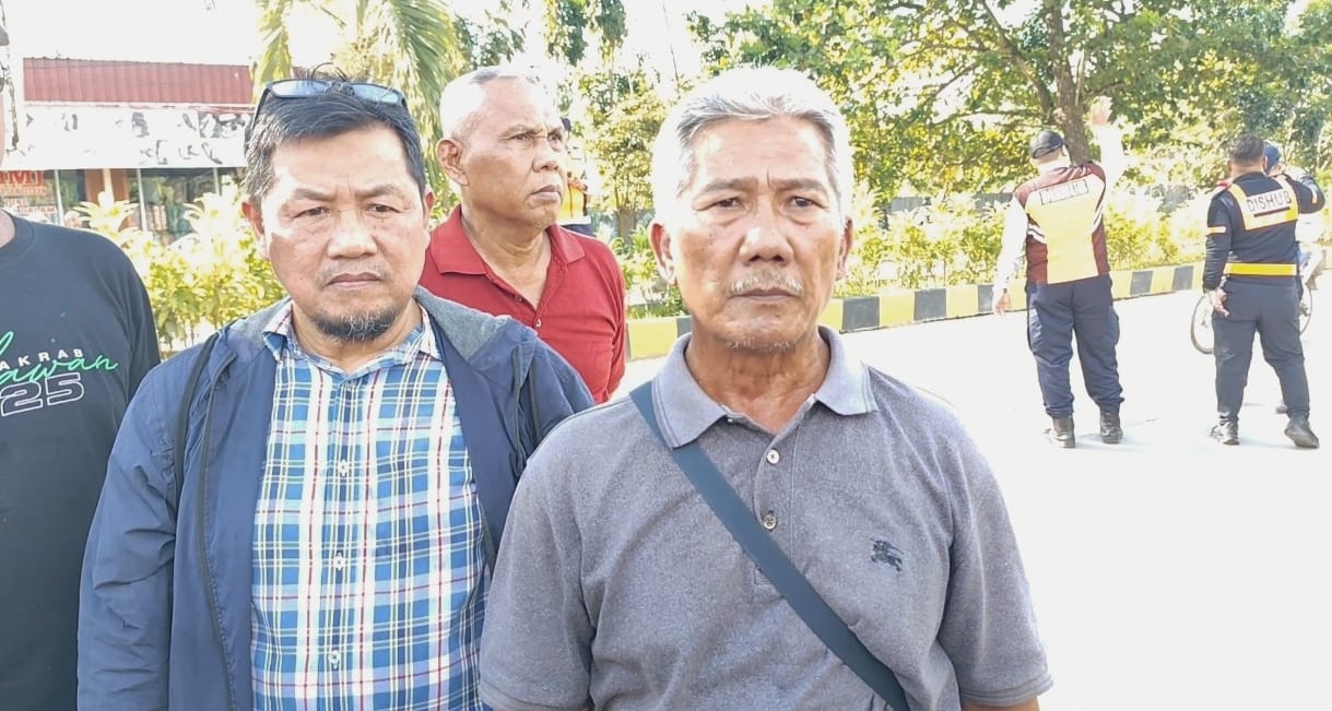 KORBAN: Kamaludin (kanan) menyampaikan keluhan dampak banjir diduga akibat pematangan lahan perluasan RSUD AMS II, di sela penghentian aktivitas oleh tim Pemkot Samarinda, Rabu (17/12).