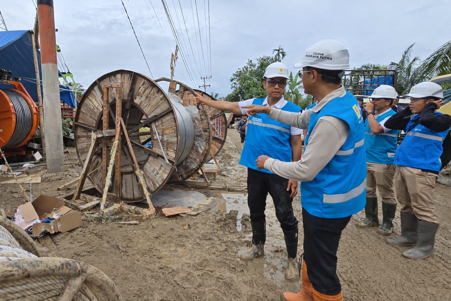 Darmawan Prasodjo (kiri), Direktur Transmisi dan Perencanaan Sistem PLN Edwin Nugraha Putra (kedua kiri), dan para petugas PLN di Aceh Tamiang.