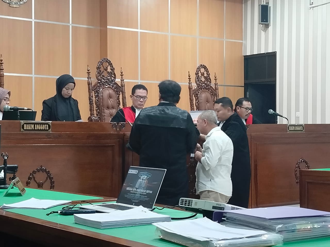 Mantan kepala Dinas Pertambangan Kaltim saat diperiksa dalam kasus suap izin tambang di Pengadilan Tipikor Samarinda, Rabu (17/12/2025) malam. (Bayu/KP)