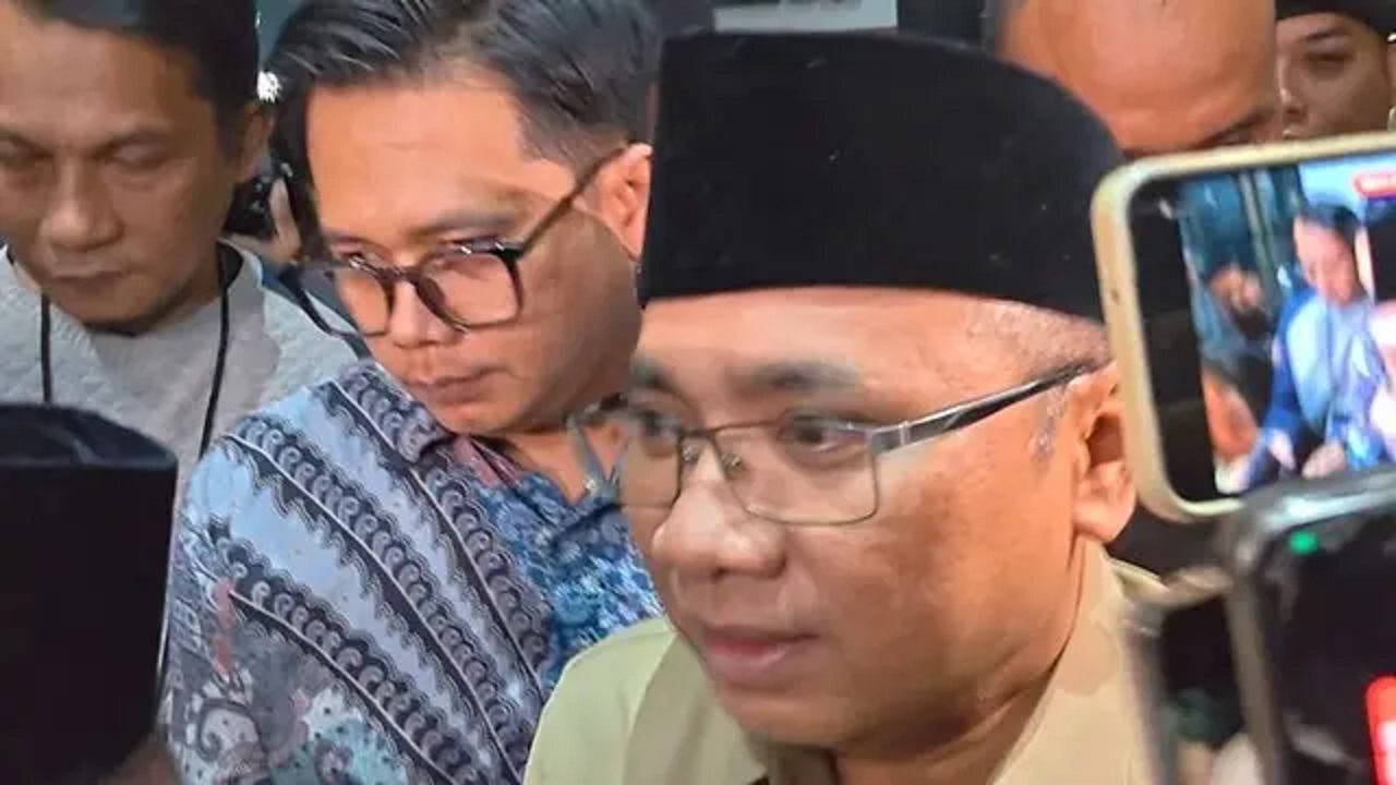 DIPERIKSA: Mantan Menteri Agama, Yaqut Cholil Qoumas, usai menjalani pemeriksaan KPK pada Selasa.