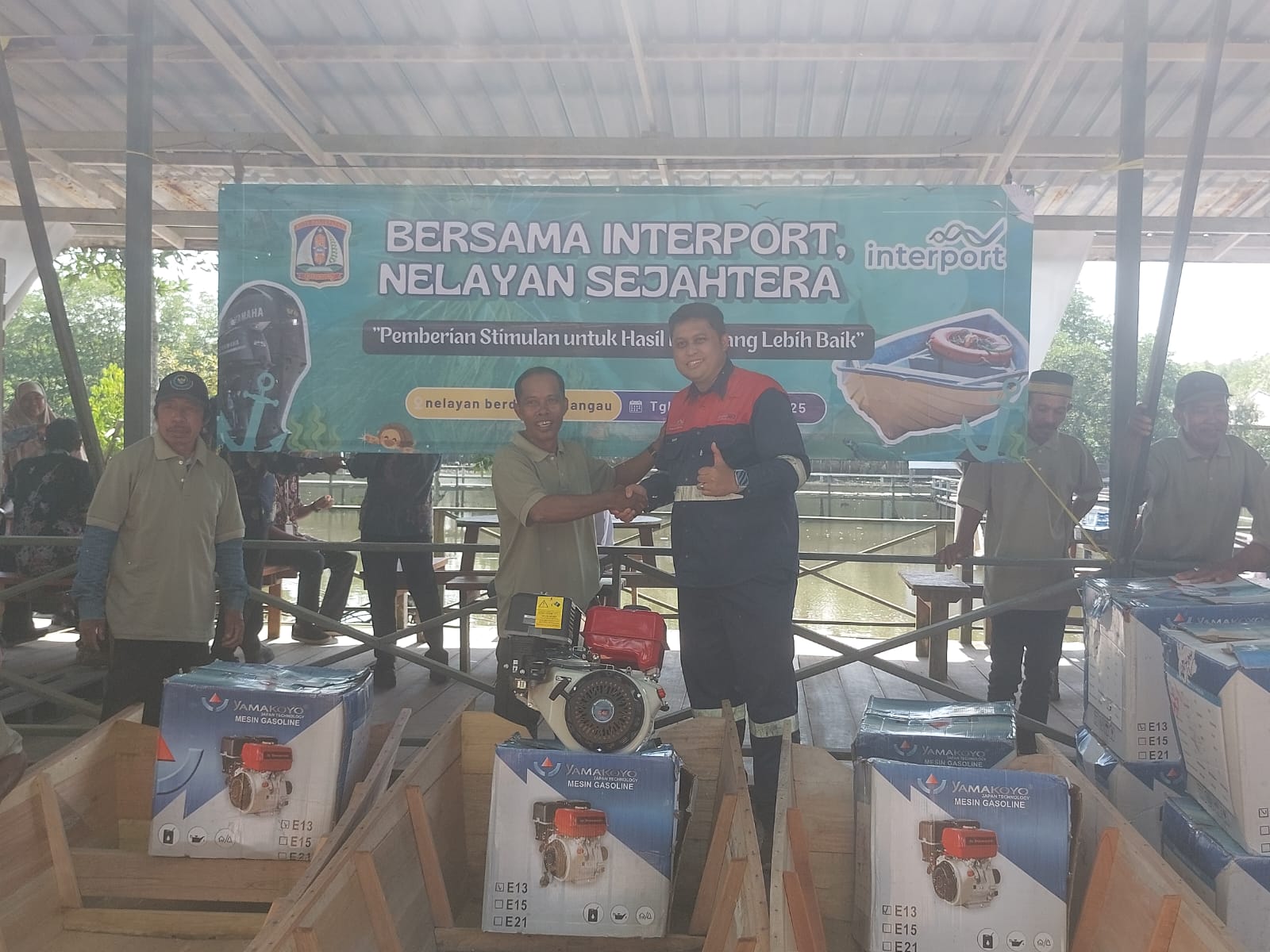 PEDULI NELAYAN: Ketua KUB Sumber Bahagia 1 Rusli (kiri) saat menerima bantuan.