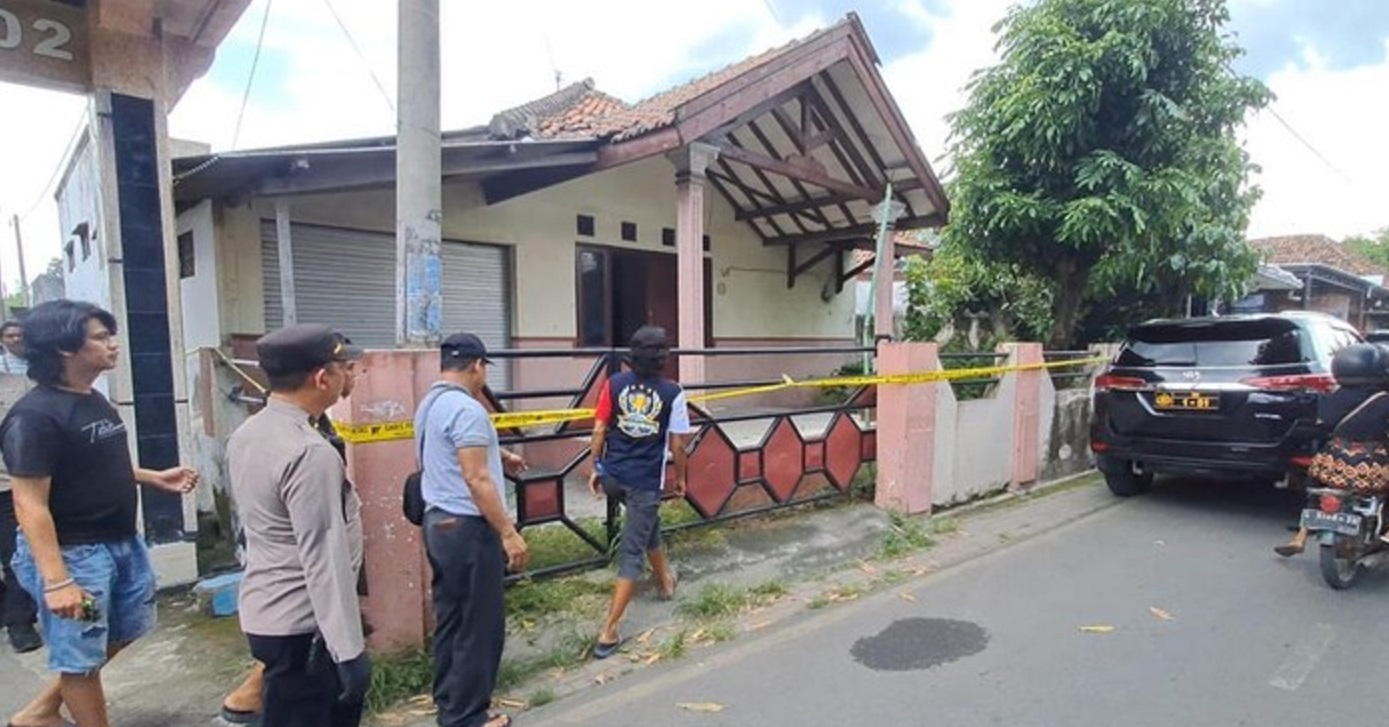 GANJA: Sebuah rumah di Jombang, Jatim, yang ditemukan di dalamnya tanaman ganja.