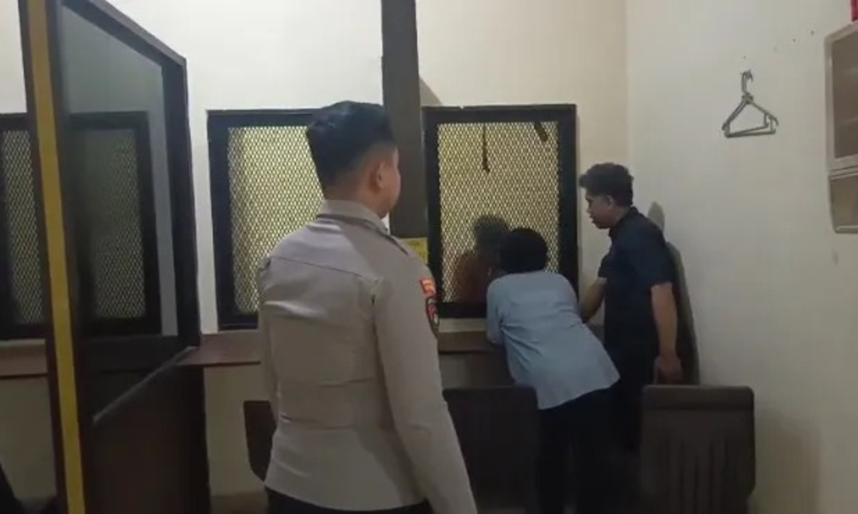 Pengawasan besuk tahanan di Rutan Polda Kaltim dilakukan Dit Tahti untuk memastikan keamanan dan ketertiban.