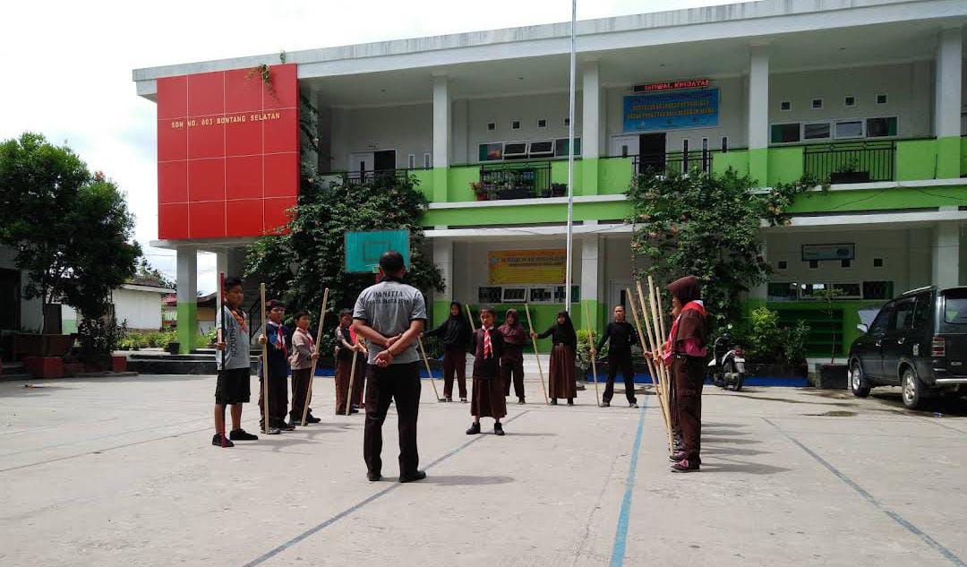 Skema pembelajaran di SD 003 Bontang Selatan terbagi atas dua waktu mengingat terbatasnya jumlah ruang kelas. (ADIEL KUNDHARA/KP)