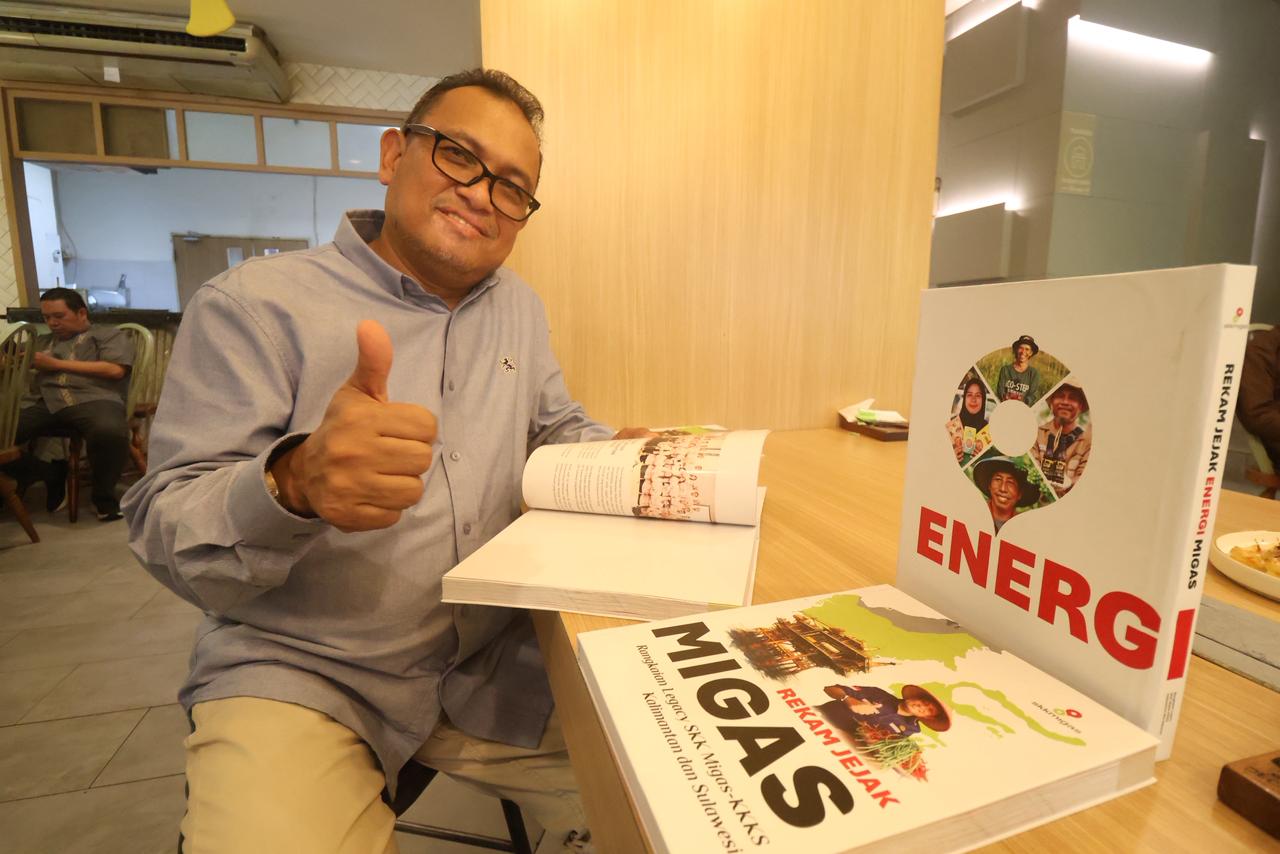 SEJARAH: Kepala SKK Migas Wilayah Kalimantan dan Sulawesi Azhari Idris menunjukkan buku Rekam Jejak Migas kepada para jurnalis, kemarin (19/12).