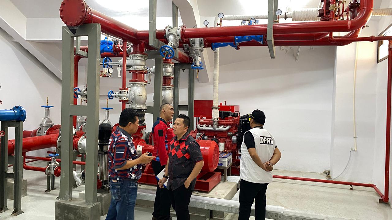 Komisi III DPRD Kota Samarinda bersama Dinas Pemadam Kebakaran meninjau sistem proteksi kebakaran di ruang pompa Pasar Pagi Samarinda, Jumat (19/12/2025).  &nbsp;