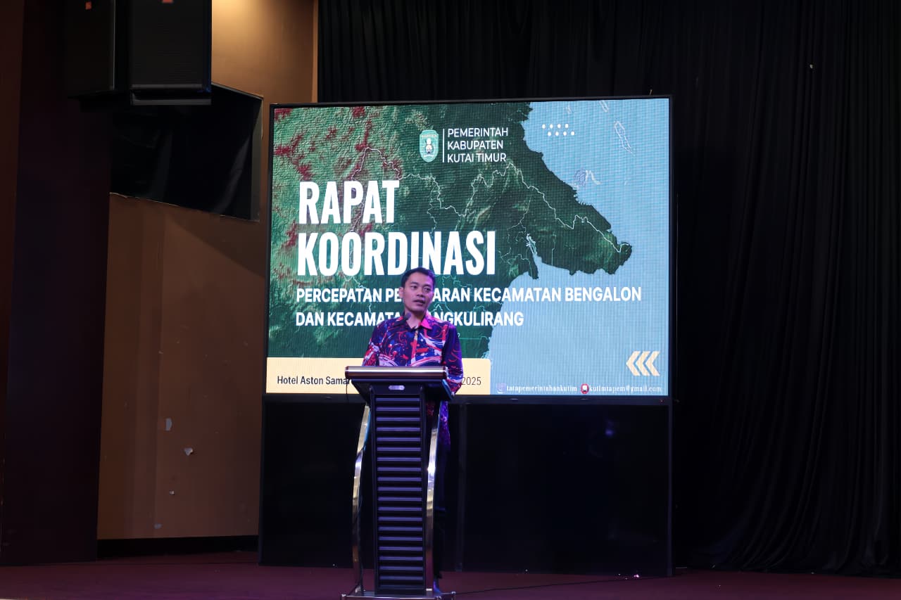 Asisten I bidang Pamkesra Setkab Kutim saat memimpin Rapat Koordinasi Percepatan pemekekaran Kecamatan Sangkulirang dan Bengalon yang digelar di Hotel Aston Samarinda, Jumat (19/12). (IST).