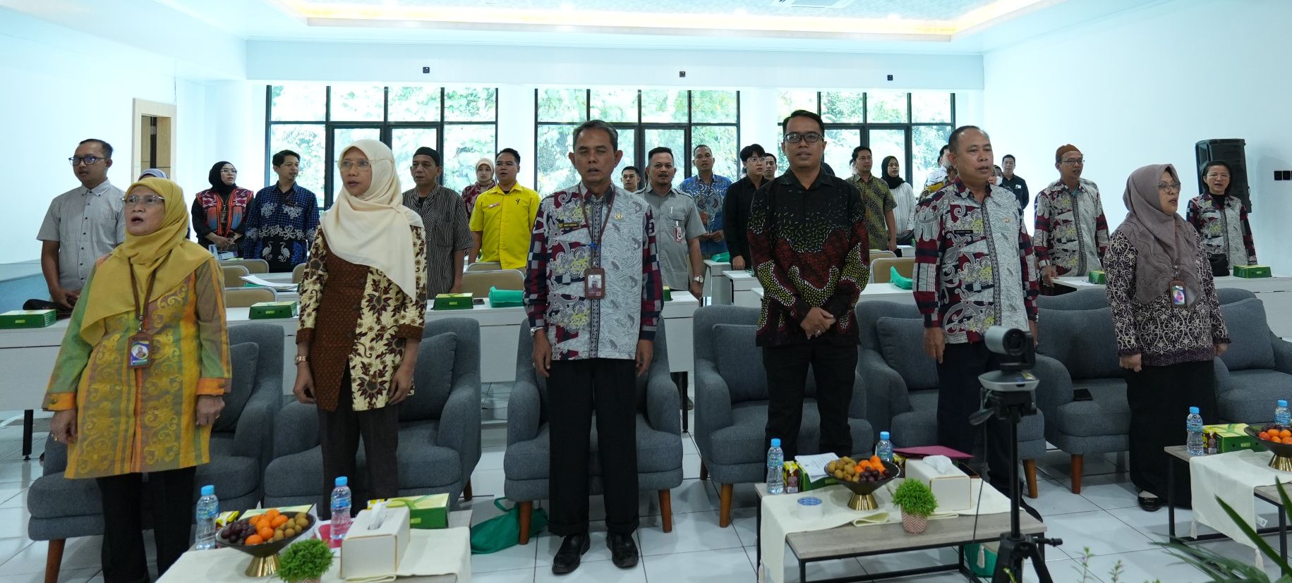 Plt Kepala BSPJI Samarinda, Achmad Taufik (tiga kanan) membuka sosialisasi yang dilaksanakan secara hybrid di ruang rapat BSPJI Samarinda, Kamis (18/12/2025).