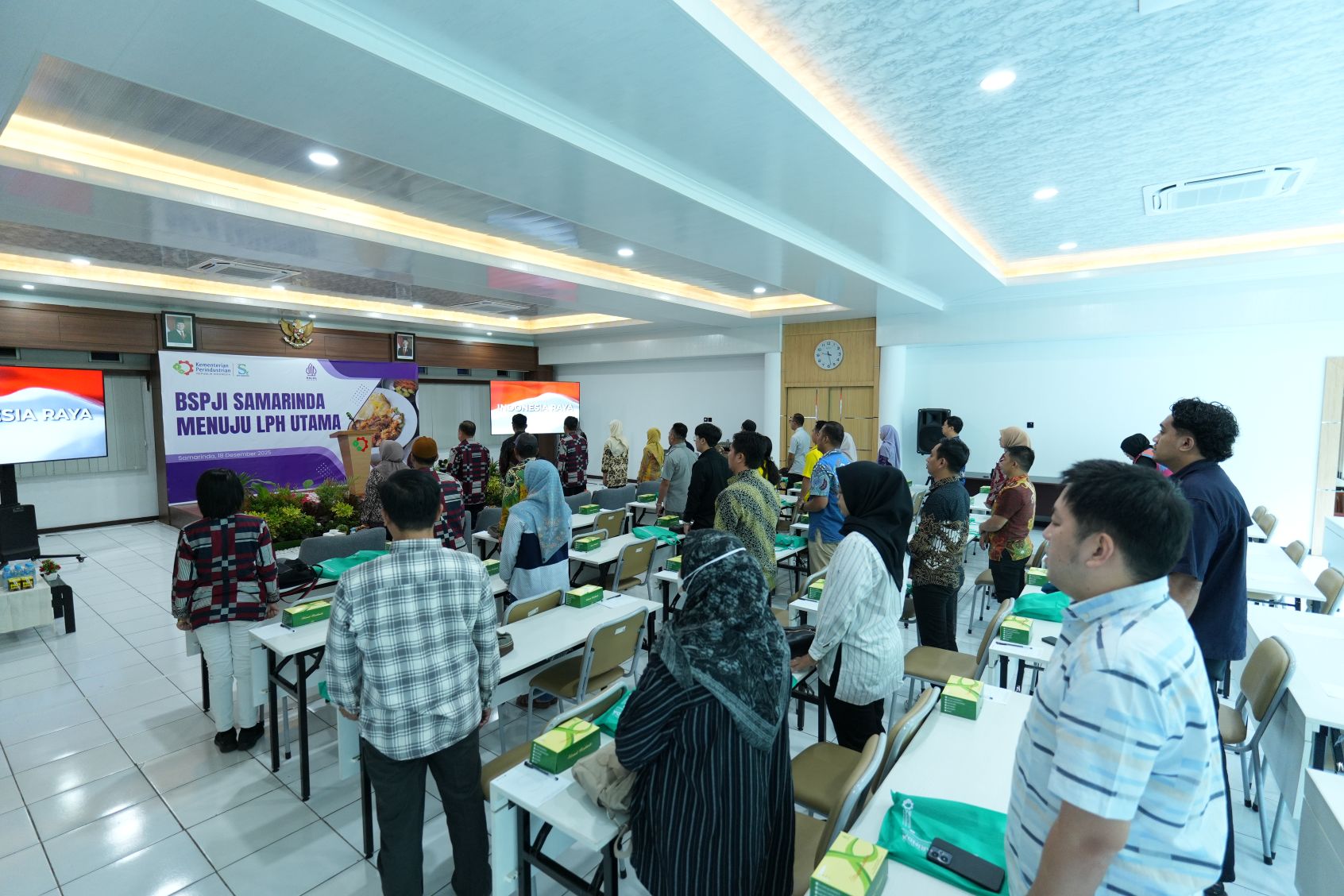 Peserta menyanyikan lagu kebangsaan Indonesia Raya dengan penuh semangat.  &nbsp;