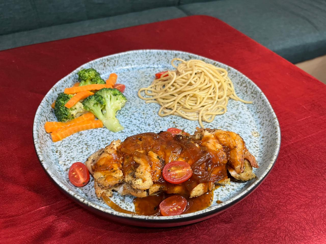 SPAGETTI: Spaghetti disajikan dengan ayam panggang yang dimarinasi western herb selama 3&ndash;4 jam, dilengkapi saus barbeque serta mix vegetable brokoli dan wortel.