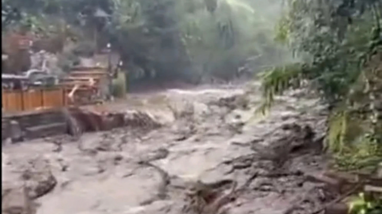 Banjir bandang terjang Wisata Guci Tegal.