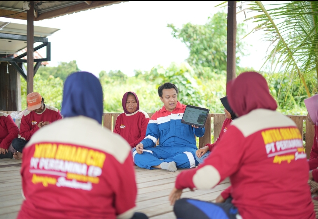 1. Fasilitator PEP Sangatta Field memberikan pendampingan pemanfaatan teknologi pertanian kepada kelompok masyarakat dalam program PELITA BUWANA.