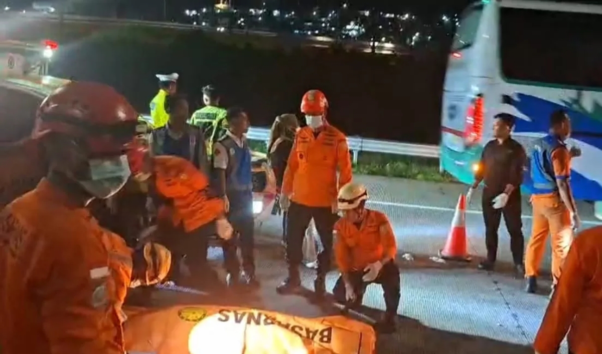 Petugas Basarnas bersama tim SAR gabungan mengevakuasi korban kecelakaan bus PO Cahaya Trans di simpang susun exit Tol Krapyak, Kota Semarang, Senin (22/12/2025) dini hari. (Radar Semarang)
