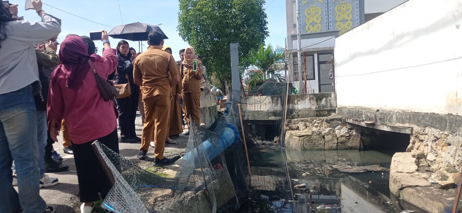 BERSIH: Kondisi parit di sekitar Pasar Taman Rawa Indah yang biasanya kumuh mendadak bersih karena telah terpasang jaring agar sampah tidak masuk saat banjir rob. (ADIEL KUNDHARA/KP)