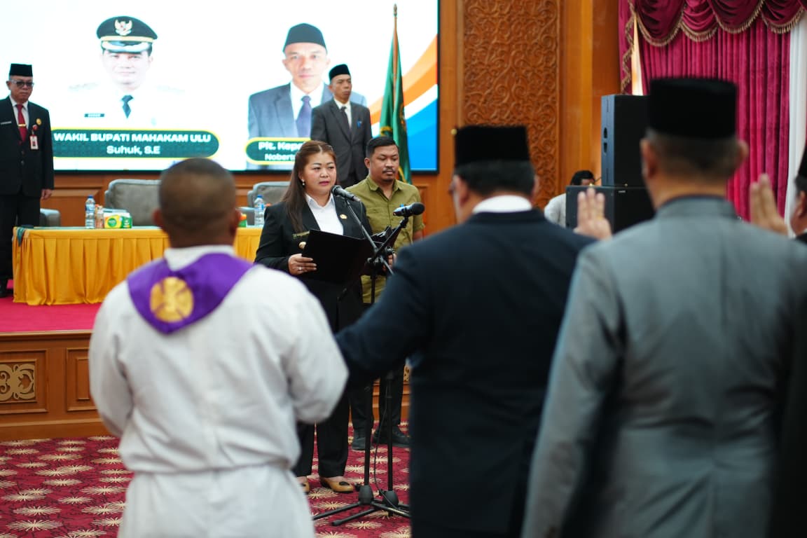 PEJABAT BARU: Bupati Mahulu Angela Idang Belawan melantik puluhan pejabat di Ballroom Lantai 3 Kantor Bupati Mahulu, Selasa (23/12). JODY KRISTIANTO/KP