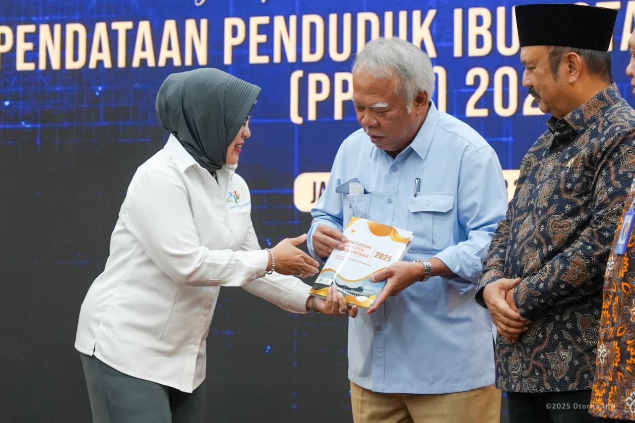 DATA: Kepala OIKN, Basuki Hadimuljono menerima dokumen pendataan penduduk IKN dari BPS Pusat.