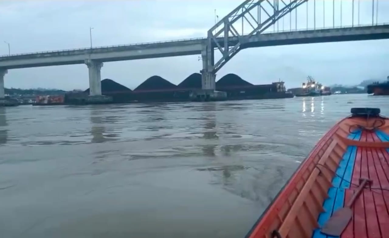 TERSANGKUT: Sebuah tongkang bermuatan batu bara dikabarkan tersangkut di pilar Jembatan Mahulu, Kecamatan Sungai Kunjang, Samarinda, Selasa (23/12).