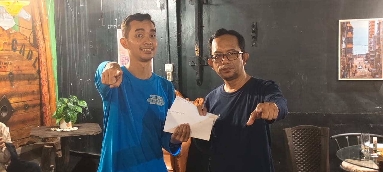 APRESIASI: Panitia Porwada menggelar kegiatan pembubaran yang dirangkai dengan pemberian bonus kepada para peraih medali, di Sekretariat Porwada, Api-Api, Senin (22/12).