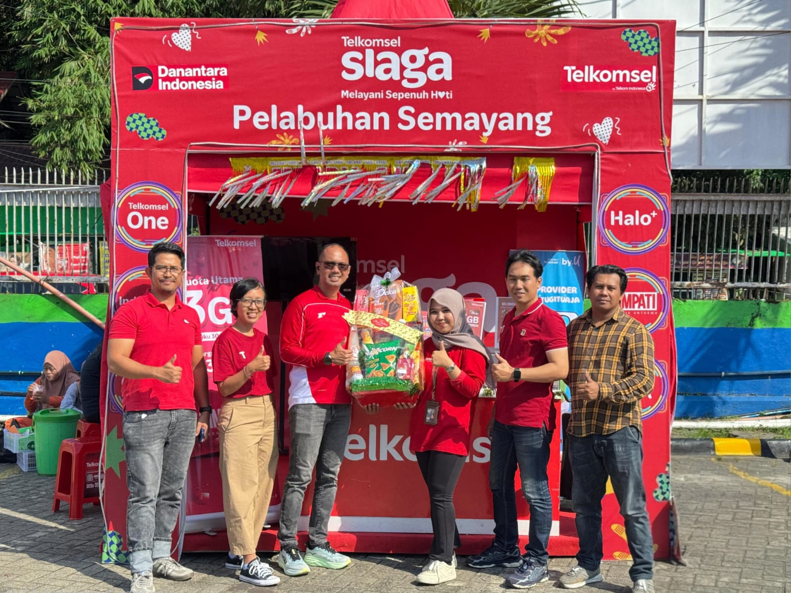 LAYANAN PRIMA: Salah satu Posko Siaga Network di Pelabuhan Semayang yang dioperasikan Telkomsel untuk layanan untuk pelanggan mudah dijangkau.