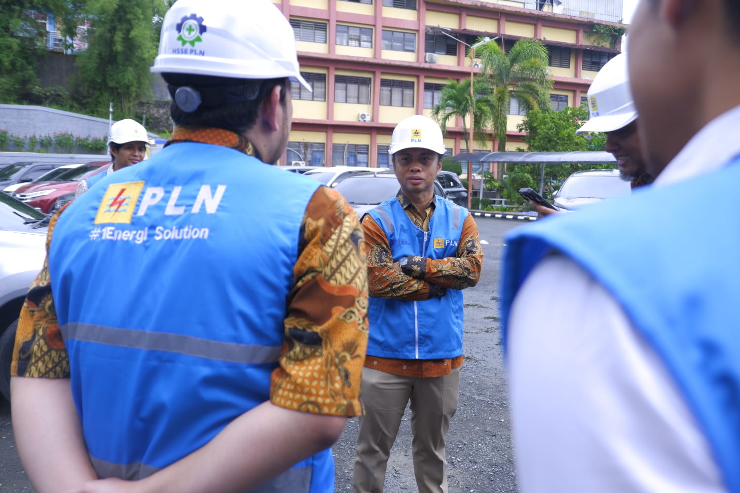 UNTUK LISTRIK ANDAL: General Manager PLN UID Kaltimra, Muchamad Chaliq Fadli meninjau kesiapan pasokan listrik dan sistem pengamanan berlapis di rumah ibadah hingga kesiapan unit layanan.