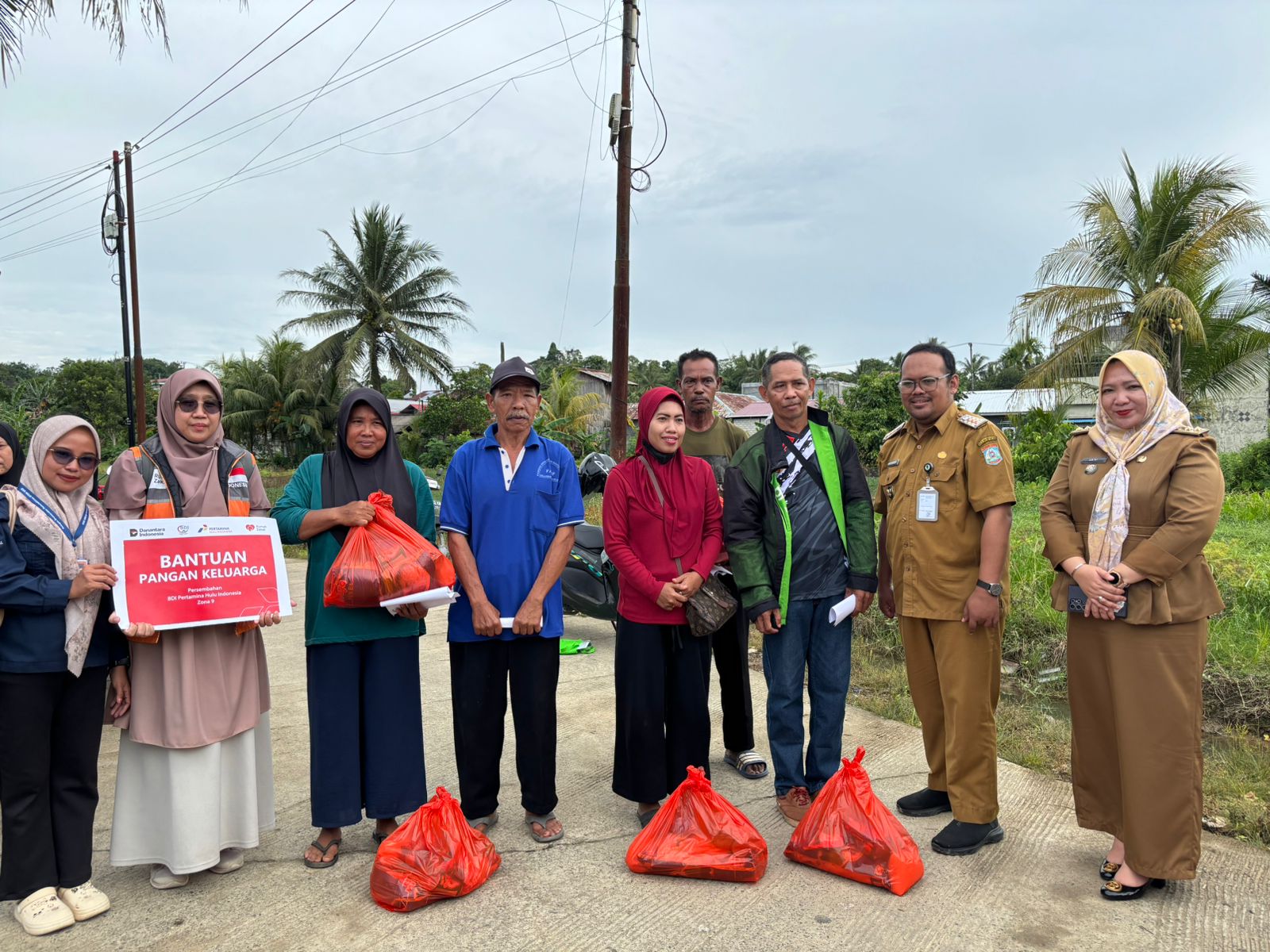 Camat Balikpapan Timur Ruddy Iskandar (dua kanan) didampingi Lurah Lamaru Arini Amir (ujung kanan) menyaksikan penyerahan paket sembako&nbsp; kepada lansia.  &nbsp;
