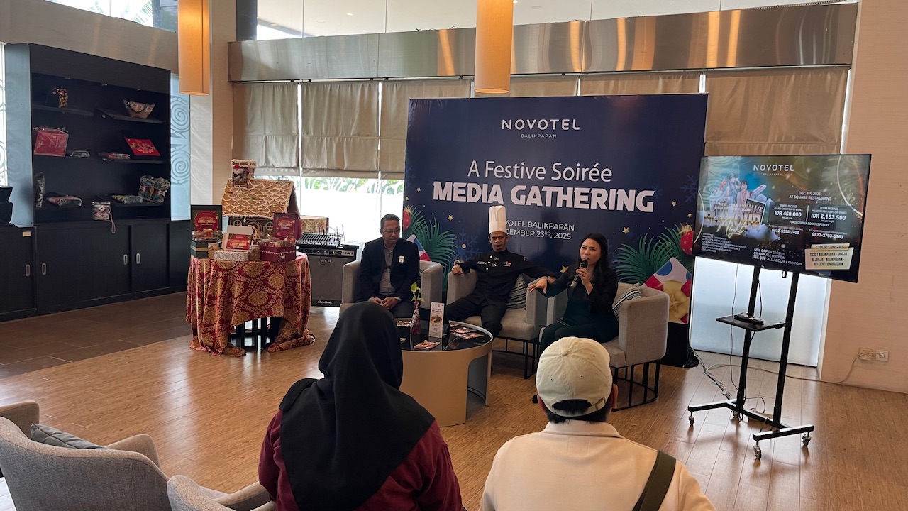 PROGRAM AKHIR TAHUN:  Permadi (kiri) didampingi  Eugenia (kanan) saat memperkenalkan program Natal dan Tahun Baru, pada acara prescon, Selasa (23/12).