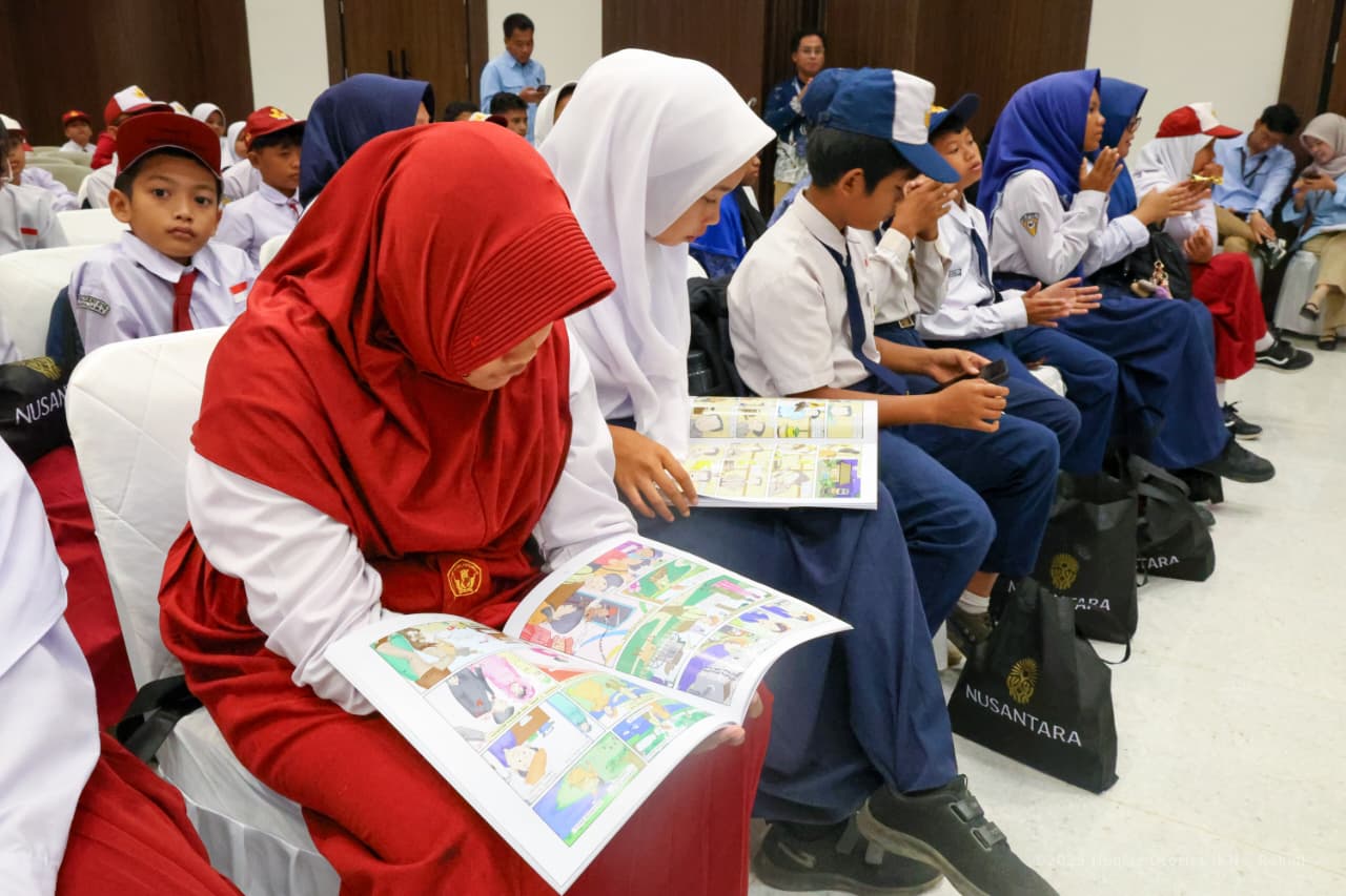 BUKU: Murid SD dan pelajar SMP di PPU membaca buku pemberian dari Otorita IKN.