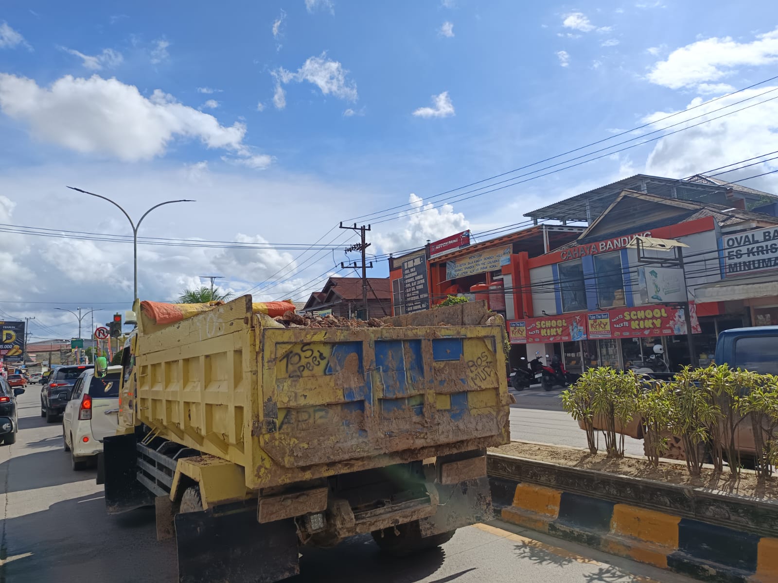 Truk pengangkut material melintas di Jalan Yos Sudarso, Sangatta Utara, tanpa penutup muatan. (Jufriadi/KP).