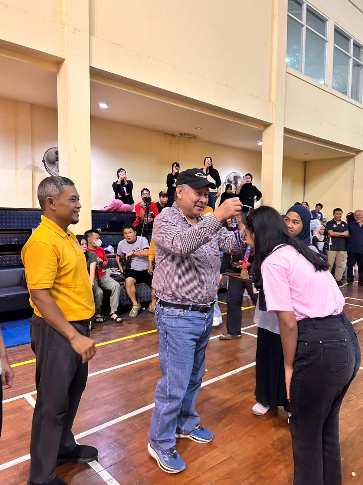 BERI DUKUNGAN: Pimpinan PT Blackbear Bontang, Sony Lesmana, sebagai sponsor utama Kejurda Basket mengalungkan medali kepada para pemenang.