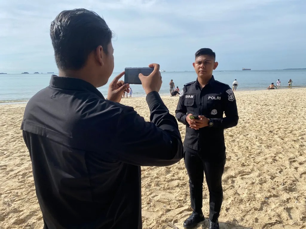 LAPORAN. Satgas Humas Polda Kaltim memantau aktivitas di lokasi wisata dan melaporkan langsung ke masyarakat.