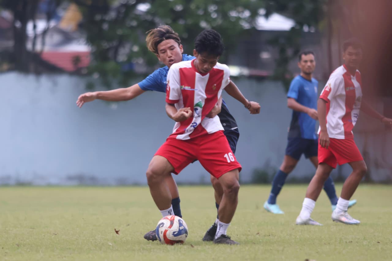 Laga persahabatan antara Persiba dan Balikpapan United terselenggara di Lapangan Bima Sakti, Rabu (24/12). (FOTO ANGGI PRADITHA/KP)