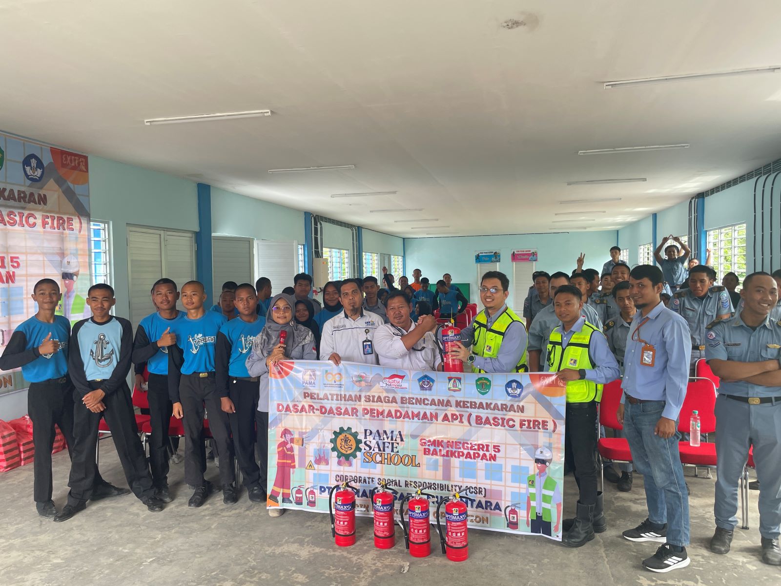 BUDAYA KESELAMATAN: Sosialisasi dan pelatihan siaga bencana kebakaran PAMA BPOP di SMK 5 Balikpapan. Selain itu PAMA juga memberikan bantuan APAR untuk sekolah.