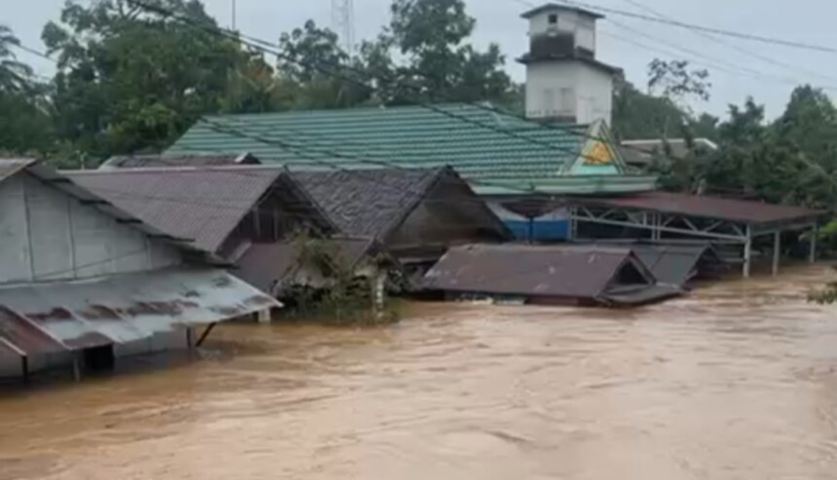 Banjir merendam permukiman warga di Kecamatan Tebing Tinggi, Kabupaten Balangan, Kalimantan Selatan, Sabtu (27/12/2025). (FOTO: IST)