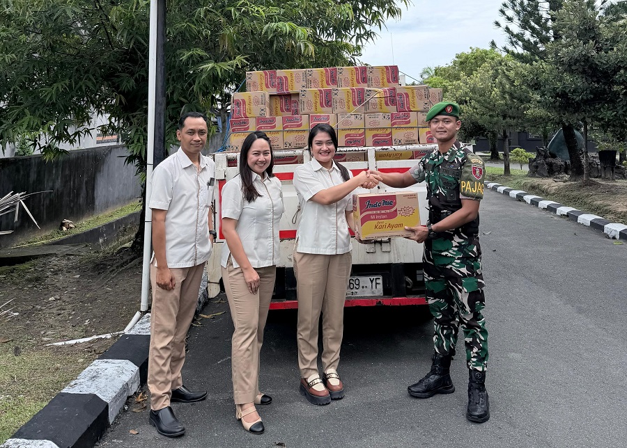 KEPEDULIAN: Manajemen Hotel Platinum Balikpapan menyerahkan bantuan CSR untuk korban banjir di Sumatera dan Aceh melalui Kodam VI/Mulawarman.
