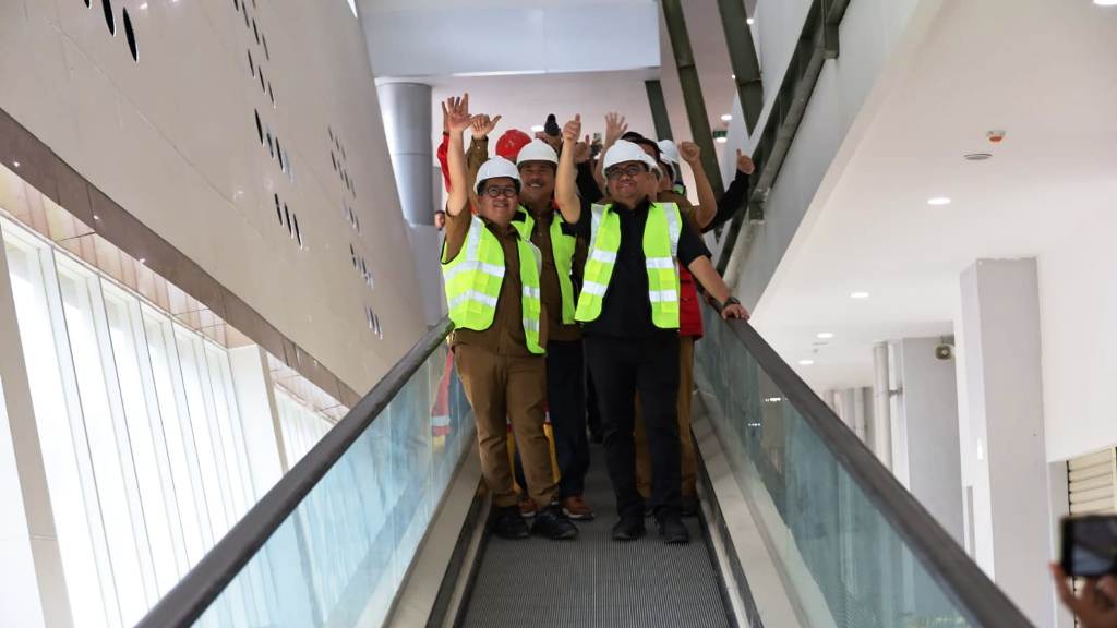 Bupati Aulia Rahman Basri dan Wabup Rendi Solihin saat meninjau progres pembangunan Pasar Tangga Arung.