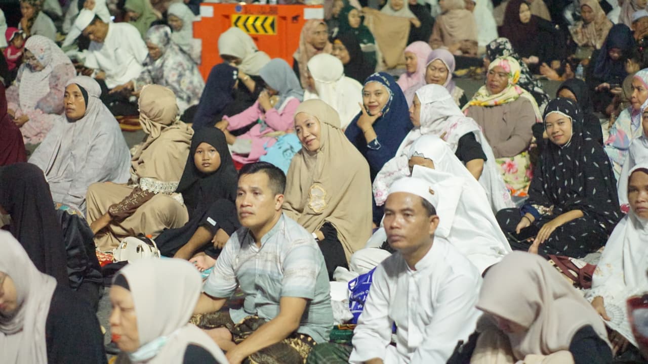 Jamaah memenuhi kawasan Sekumpul, Martapura, mengikuti pengajian rutin 5 Rajab atau dikenal masyarakat dengan haul Muhammad Zaini bin Abdul Ghani (Guru Sekumpul). (RADAR BANJARMASIN)