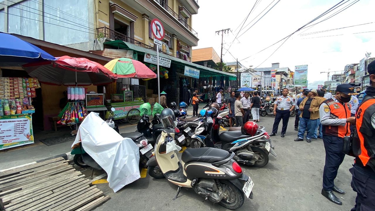 MINTA DIBICARAKAN: Sosialisasi larangan parkir di Jalan KH Khalid, Kecamatan Samarinda Kota, mendapat sorotan para pedagang di sekitar kawasan tersebut. (RAMA SIHOTANG/KP)