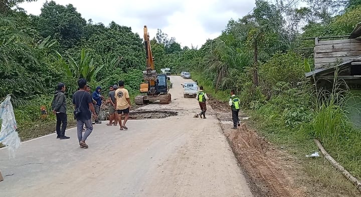 Gorong-gorong Sungai Gosi, jalan Trans Kalimantan ambruk.  &nbsp;