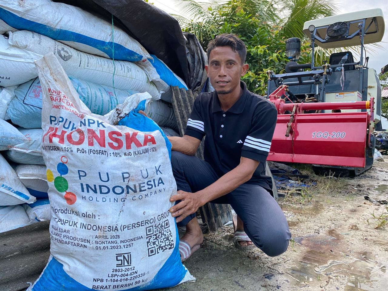 TEKAN ONGKOS PRODUKSI: Zen Alfan masih melihat masa depan yang potensial dari pertanian dan tidak tertarik untuk mengalihfungsikan lahannya. Apalagi dengan adanya pupuk subsidi dari Pupuk Indonesia.