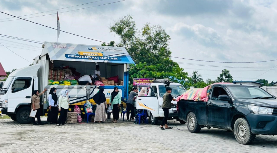 Operasi pasar membantu masyarakat untuk mendapatkan bahan pokok dengan harga yang terkendali.