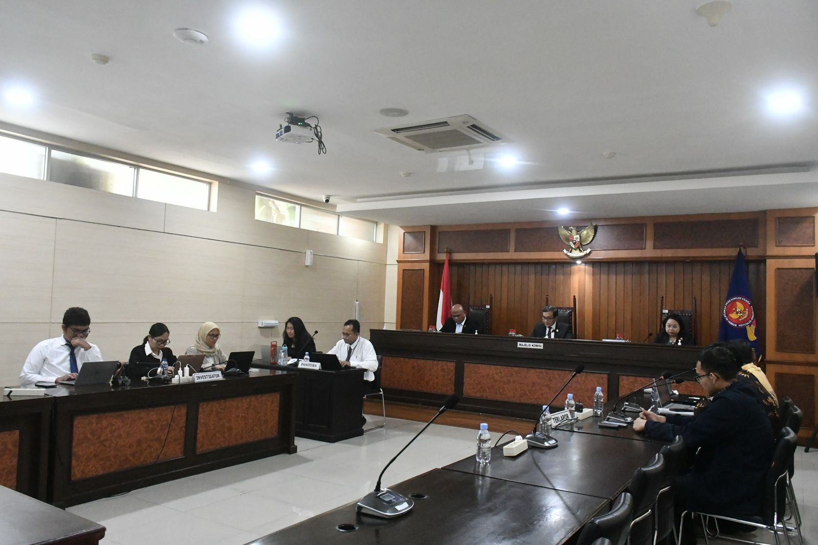 TEGAS: Sidang pembacaan putusan KPPU di Jakarta, Senin (29/12/2025), terkait dugaan persekongkolan tender pemeliharaan mesin MTU oleh PT Dieselindo Utama Nusa dan PT Rolls Royce Solution Indonesia.