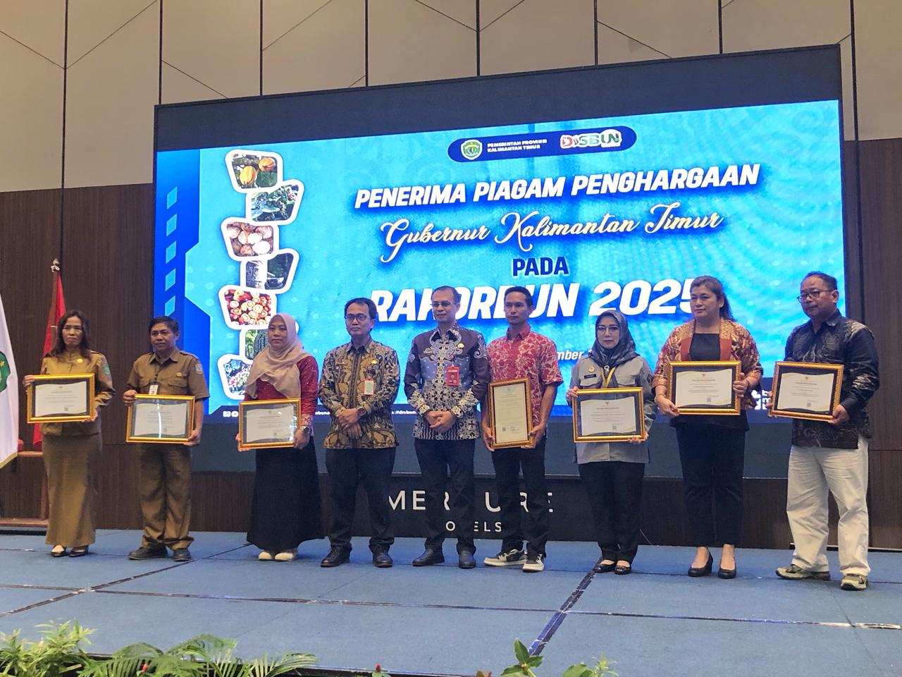 Kanwil Kemenkum Kaltim menerima penghargaan sebagai mitra strategis yang berperan aktif dalam mendukung peningkatan mutu produk perkebunan di daerah oleh Gubernur Kalimantan Timur.