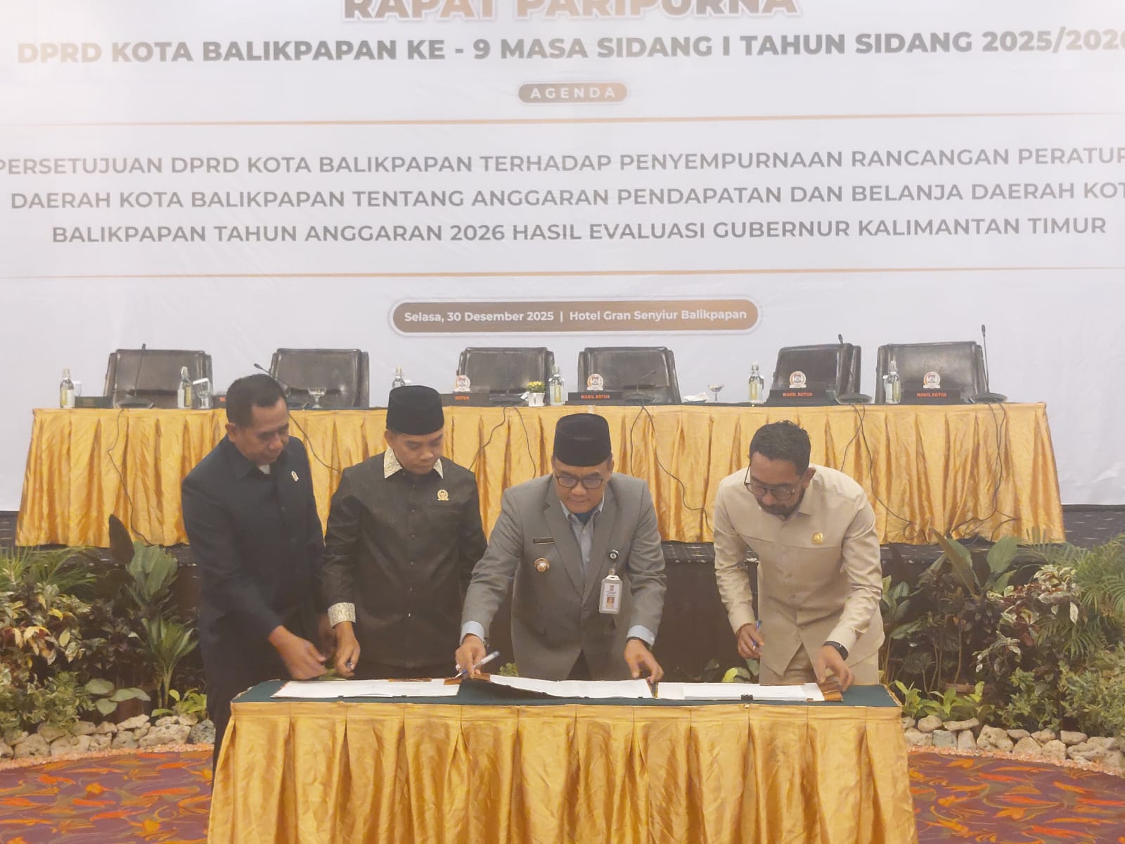 DPRD Balikpapan dan Pemkot Balikpapan mengesahkan perda APBD 2026. (DINA ANGELINA/KP)
