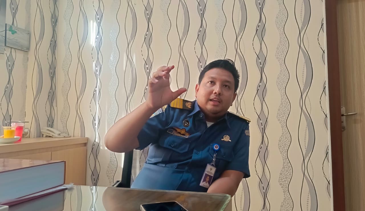 HAFIZ/KP JELASKAN: Kasi Kepelabuhan Bidang Lalu Lintas Angkutan Laut dan Usaha Kepelabuhan KSOP Samarinda, Frizky.