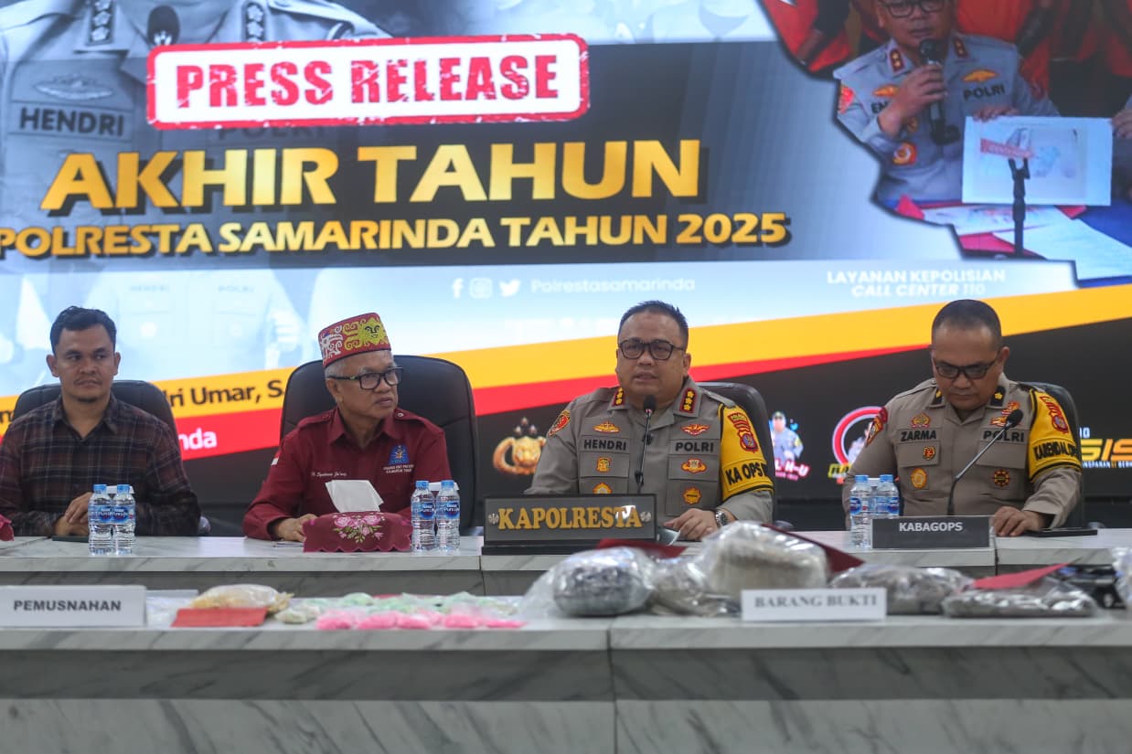 BEBERKAN: Kasus-kasus menonjol di Samarinda sepanjang tahun 2025 dibeberkan saat gelaran konferensi pers akhir tahun 2025. RAMA SIHOTANG/KP